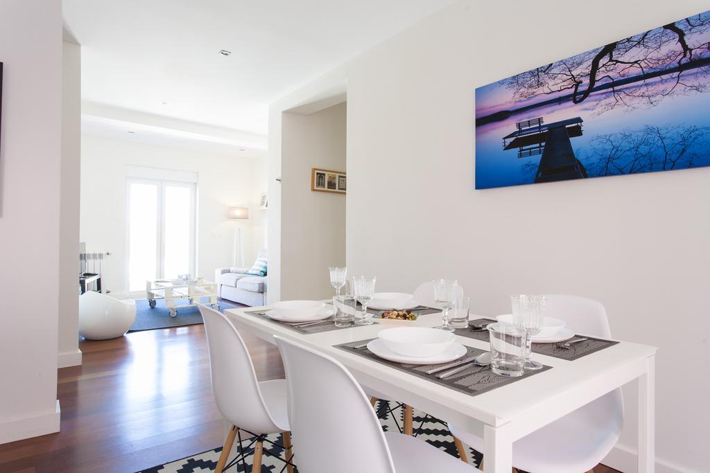 Joivy Joyful 2Br Apt With Terrace Nearby Sao Bento Palace Lisbon Bilik gambar