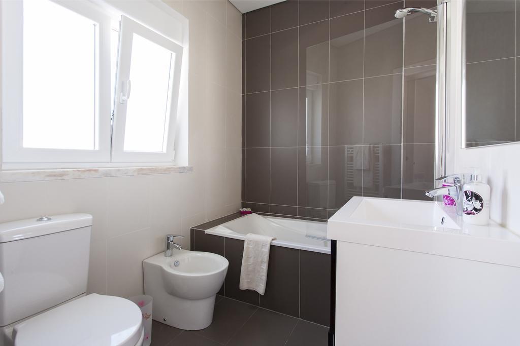 Joivy Joyful 2Br Apt With Terrace Nearby Sao Bento Palace Lisbon Bilik gambar